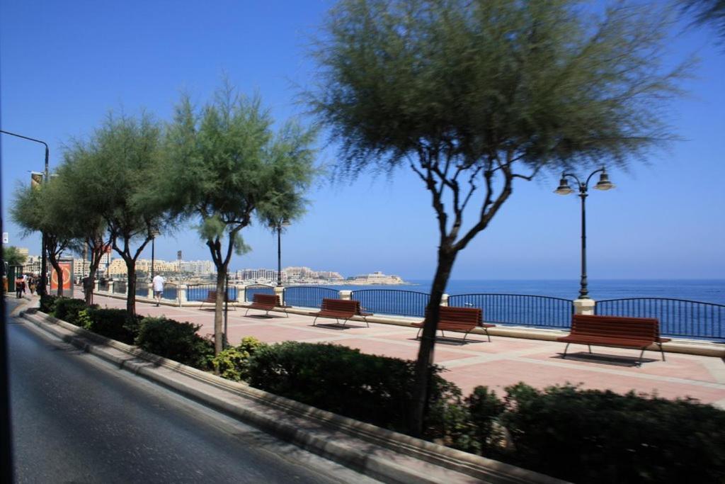 Cosy Apartment Steps To St George'S Bay Saint Julian's Exterior photo
