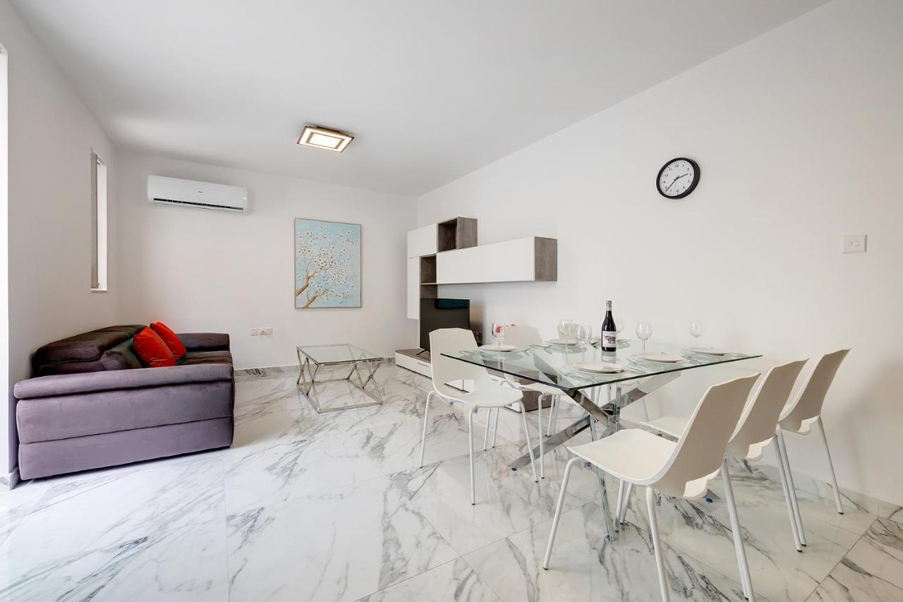 Cosy Apartment Steps To St George'S Bay Saint Julian's Exterior photo