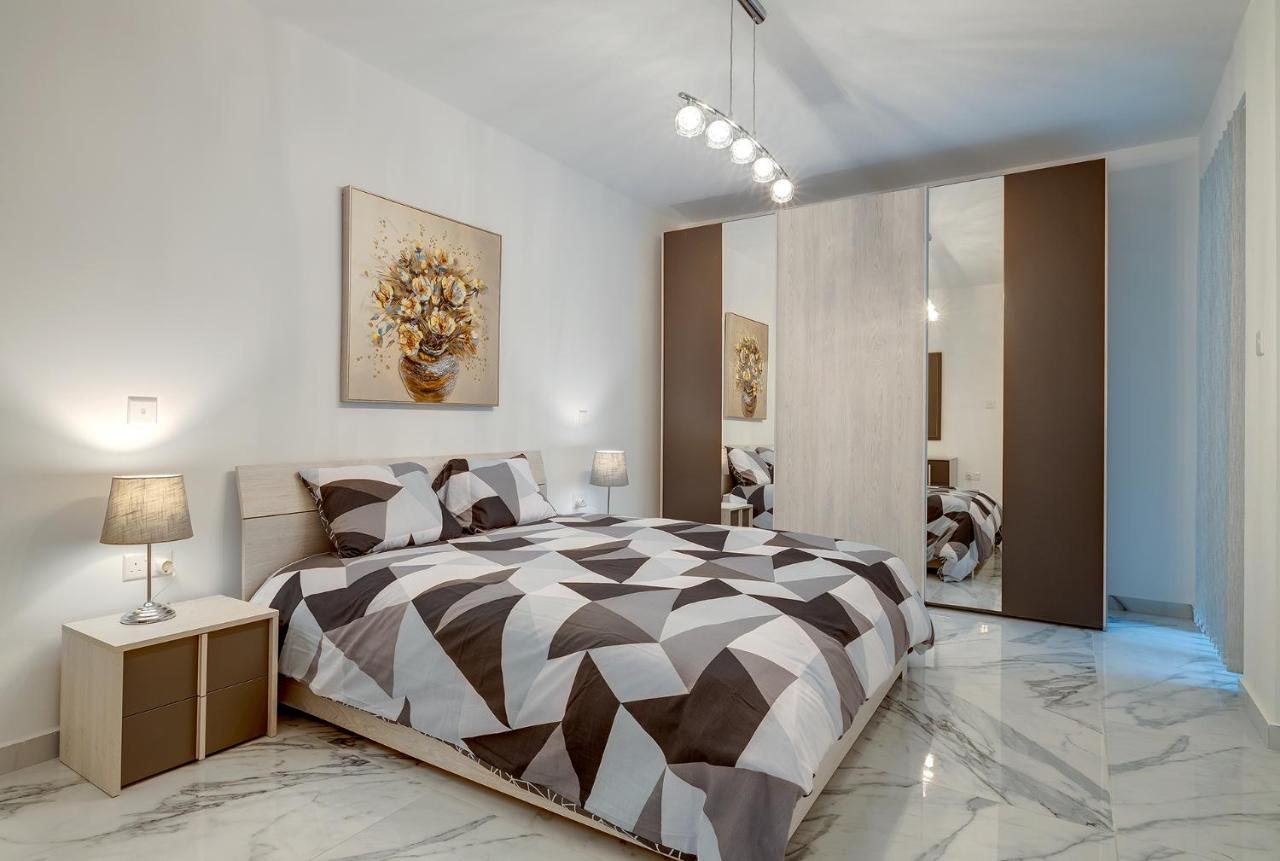 Cosy Apartment Steps To St George'S Bay Saint Julian's Exterior photo