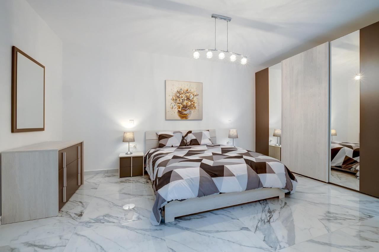 Cosy Apartment Steps To St George'S Bay Saint Julian's Exterior photo