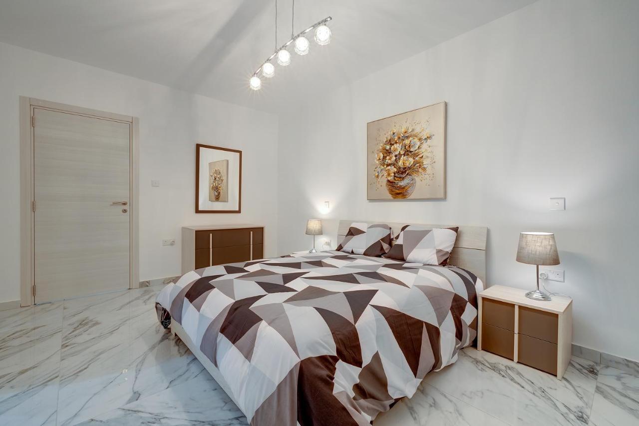 Cosy Apartment Steps To St George'S Bay Saint Julian's Exterior photo